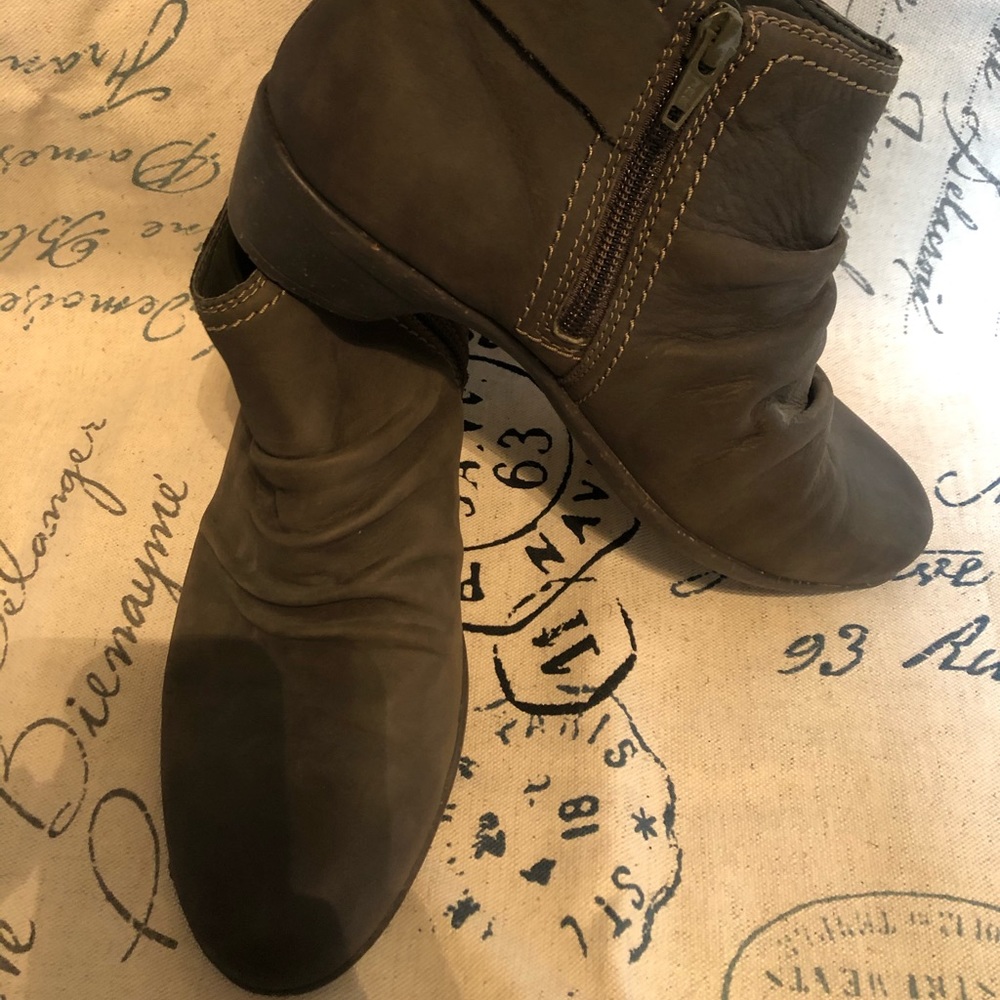 Cobb Hill Size - 7.5M Olive Green Booties